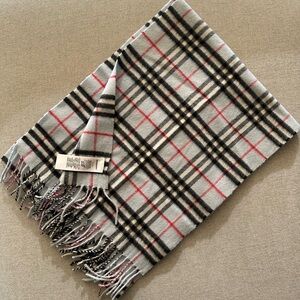 Burberry Vintage Check
Cashmere Scarf